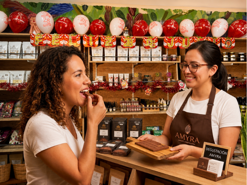 Cliente degustando chocolates Amyra
