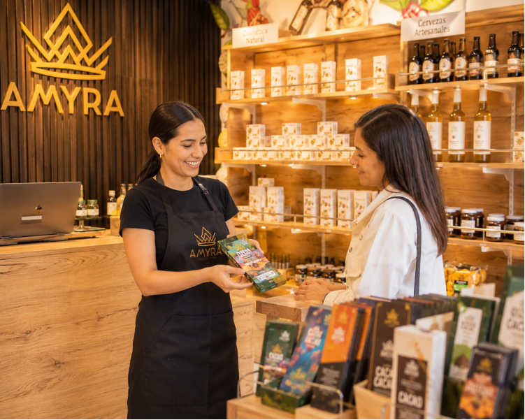 Personal atendiendo a los clientes